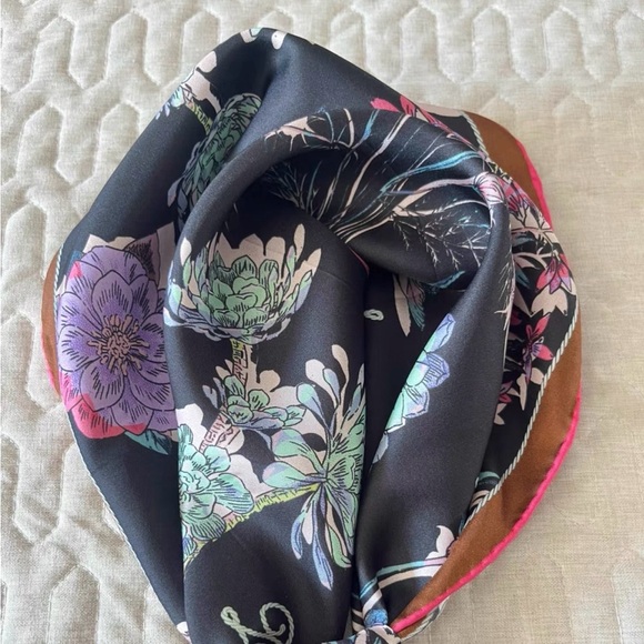 Daks scarf - Picture 3 of 8